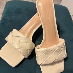 White trendy heels size 8 slip ons